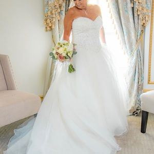 Size 10 wedding dress wore 8 hours in April.